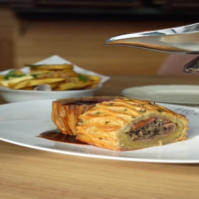 Heel december lang serveren we onze chef’s treat: Beef Wellington.🍷 Knapperig bladerdeeg, volle smaken, pure verwennerij.
Kom proeven aan het water. Reserveer je tafel. ✨ #fico #ficoutrecht #beefwellington #december