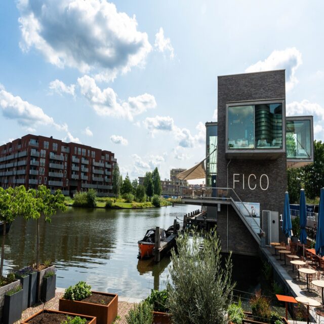 Zondag krijgt bij FICO een verfijnde twist.
Of je nu kiest voor een langzame lunch of een vroeg diner: onze chefs serveren een elegante beleving in 4, 5 of 6 gangen.
Reserveer tussen 12:00 en 15:30 voor lunch of tussen 16:00 en 19:00 voor diner en laat je meenemen in seizoenssmaken, klassieke technieken en subtiele verrassingen.