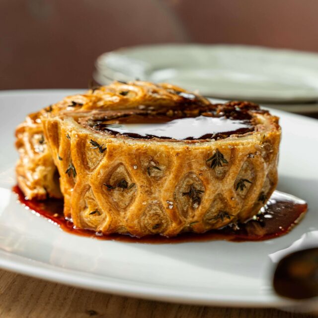 Heel december lang serveren we onze chef’s treat: Beef Wellington.🍷 Knapperig bladerdeeg, volle smaken, pure verwennerij.
Kom proeven aan het water. Reserveer je tafel. ✨