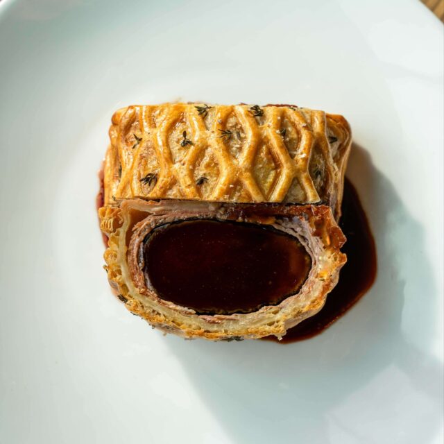 Jouw royale decemberfavoriet! Deze maand staat onze Beef Wellington in de spotlight. Botermals vlees, een rijke duxelles en dat perfect knapperige korstje…
Dit is precies waar december om vraagt.