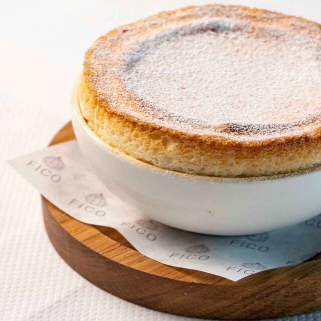 Onze soufflé is het soort dessert dat je zachtjes stil krijgt.
Luchtig, warm en met die perfecte balans tussen klassiek en spannend. 🤍