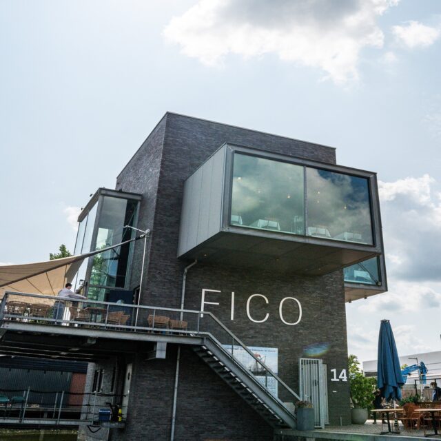 Met grote ramen en uitzicht op de aangemeerde boten en woonboten van de Veilinghaven voelt elke gang als een kleine ontsnapping. Relaxte tafels, knusse hoekjes, en dat uitzicht geeft het nét dat beetje extra. 😉