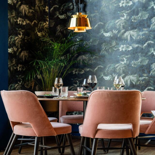 Een gedekte tafel, een goede fles en de belofte van spannende smaken. Schuif aan en laat de avond zijn werk doen. 🍷😉