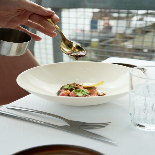 Private dining of vergaderen! Bij Fico creëer je momenten in alle rust afgesloten ruimtes, persoonlijke service en een metropolisch uitzicht als decor. Van intieme diners tot inspirerende meetings, altijd met aandacht voor detail en smaak.