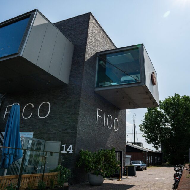 In ons unieke architectonische pand zit je bijna óp het water, met uitzicht op aangemeerde schepen, woonboten en het kabbelende water van de Veilinghaven.