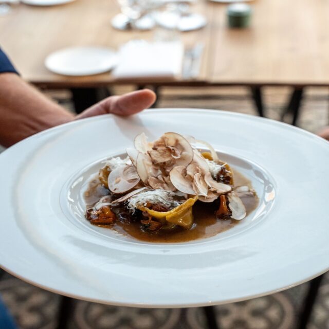 Rijkelijk gevulde tortelliniโs.
Aards, perfect in balans en afgewerkt met dun geschaafde champignons.
Zacht, vol enโฆ yum.