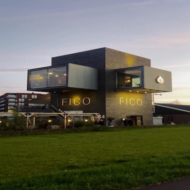 Sun out, fresh bites, cozy vibes!☀️Reserve via the link in bio. #fico #utrecht