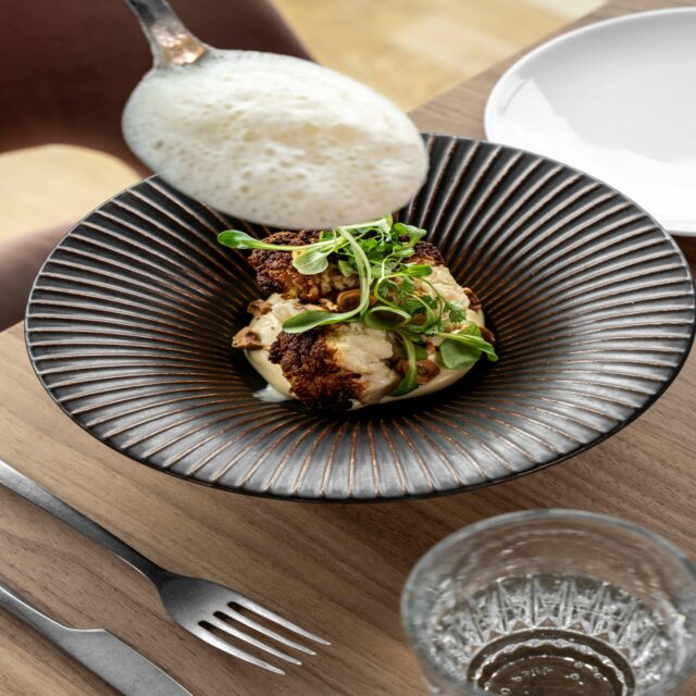 Bloemkool zoals je hem nog niet eerder proefde.
In boter gebraden tot goudbruin, met romige epoisses, geurige tijmolie en krokante hazelnoot voor een warm, aards contrast.
Comfort met karakter. ✨