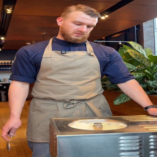 Vandaag laten we zien hoe we bij FICO ons prachtige vanille-ijs maken. 
Simpel, maar heerlijk! 
Wie moet dit proberen?
#fico #vanilleijs #utrecht