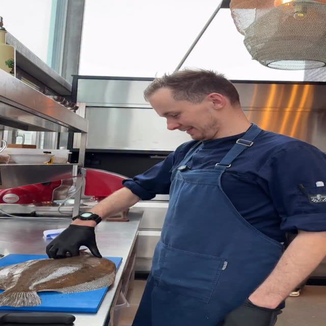 Wat ik hier heb is een mooie griet, een prachtige platvis 🐟 Verser dan vers en klaar om perfect bereid te worden. Wie komt dit proeven?  #fico #platvis #utrecht #griet