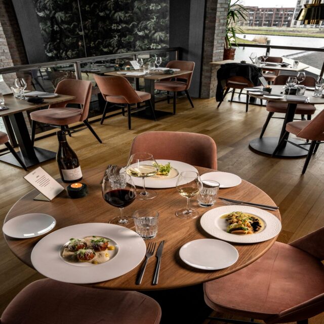 Een gedekte tafel.
Het zachte licht van de avond.
En uitzicht op de Veilinghaven.

Soms heb je niet meer nodig dan dat.
