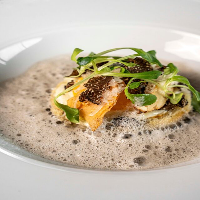 Brioche zoals je hem het liefst ziet.
Warm, boterzacht brood met een perfect spiegelei, Parmezaanse kaas en royale truffel.
Rijk, romig en onweerstaanbaar. 🤍