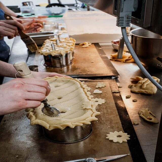 Onze Beef Wellington Pithivier is een echte showstopper.
Botermals vlees in knapperig bladerdeeg, geserveerd met morille jus, pommes frites en kruidensla met Parmezaanse kaas.
Klassiek, royaal en precies zoals je het hoopt.