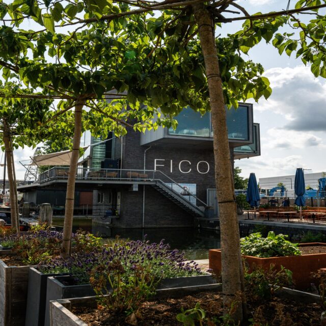 In ons architectonische pand zit je bijna óp het water.
Met grote ramen, uitzicht op aangemeerde schepen en het rustige ritme van de haven voelt elke gang als een kleine ontsnapping.