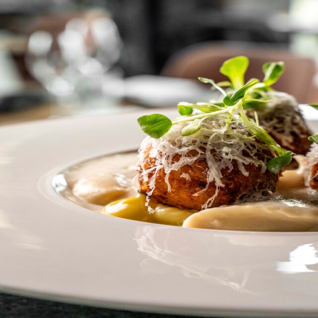Krokant van buiten, romig van binnen.
Onze arancini met gepofte knolselderij, crème van ui en oude pecorino is comfortfood met een verfijnde twist.

Elke hap een klein feestje.