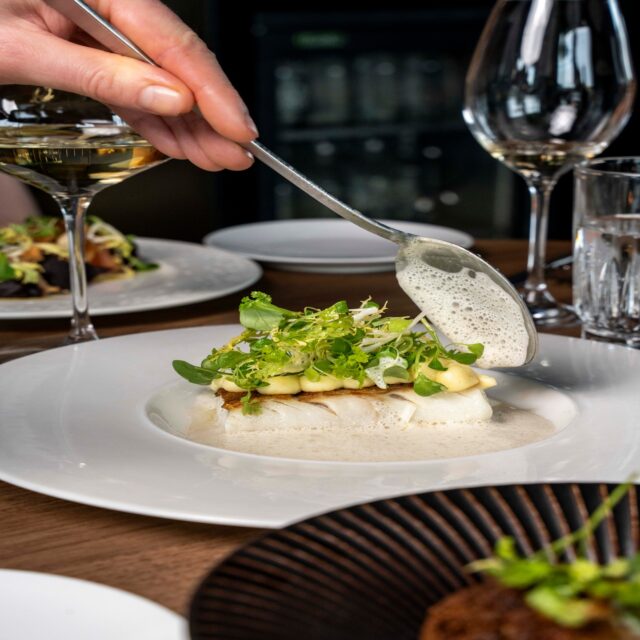 Perfect gegaarde skrei met groene kruiden, XO-saus en een fluweelzachte mosterdvelouté.
Een gerecht waarin zee en diepte samenkomen.