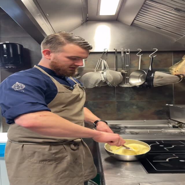 Soms zijn het juist de simpele dingen die het verschil maken. Onze aardappelmousseline is romig, zacht en precies wat je bij elk gerecht wil. 🥔 Kom het zelf proeven bij Fico en laat ons weten wat jij ervan vindt.

#fico #utrecht #aardappelmousseline