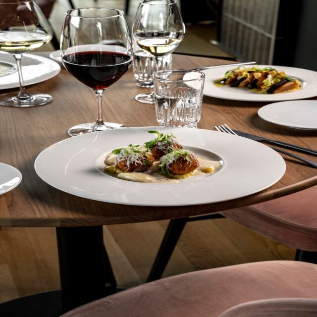 Bij Fico kies je zelf hoe de avond zich ontvouwt.

Vier, vijf of zes gangen.
Klassieke technieken, royale smaken en een moderne twist.

Neem plaats, wij doen de rest.