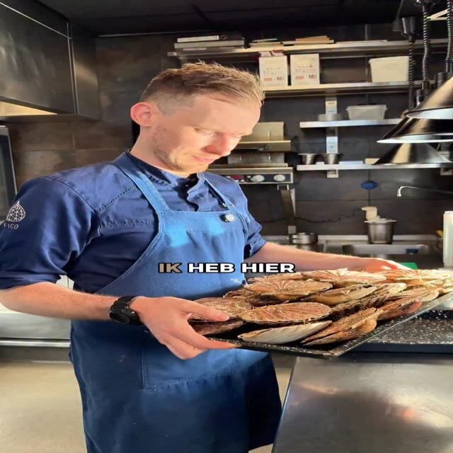 Verse coquilles, rechtstreeks uit de schelp 🐚

Vandaag nemen we je mee in het proces: van het openen van de schelp tot het loshalen van de perfecte noot die je uiteindelijk op je bord terugziet.

Dit wil je proeven. Reserveer via de link in bio.

#fico #utrecht #coquilles