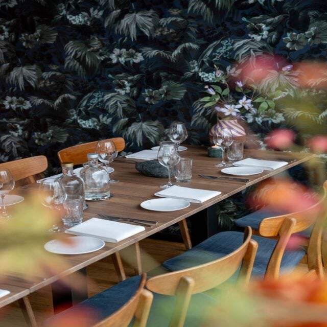 Een intieme ruimte boven het water ✨

Onze private dining is er voor gezelschappen tot 18 personen, ideaal voor verjaardagen, zakelijke lunches of andere bijzondere momenten.
Daarbij serveren we een chefsmenu dat meebeweegt met het seizoen, met de keuze uit een 3-, 4-, 5- of 6-gangen diner. 🍷

Reserveer via onze website.
