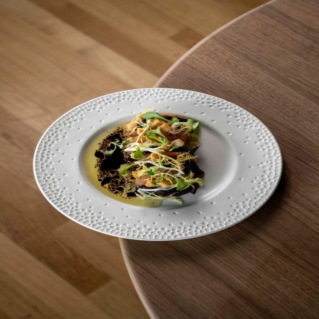 Onze yellowfin tonijn is fris, hartig en vol umami met soja en aardse tonen die zacht samenkomen op het bord.