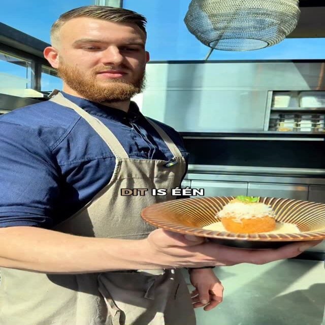 Dit is één van onze verrassende tussengerechten: **Arancini** 

En geloof ons… risotto heb je nog nooit zo gegeten. 

Onze krokante arancini worden geserveerd met een zachte uiencrème, pecorino, gerookte amandel en een schuim van tandoori.

Misschien wel jouw nieuwe favoriet! Reserveer nu jou tafel.

#fico #utrecht #arancini