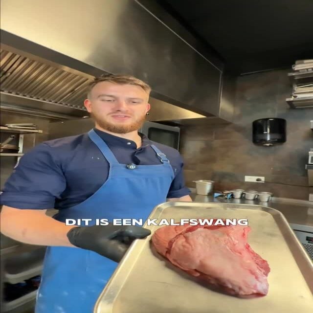 Dit is kalfswang, een stuk vlees dat vraagt om aandacht, tijd en vakmanschap. Precies daarom vinden we het zo bijzonder.
We laten de kalfswang eerst 12 uur marineren in een aromatische pekel. Daarna gaat hij samen met onze huisgemaakte jus de veau vacuüm verpakt de stoomoven in voor een langzame bereiding.
Het resultaat? Botermals vlees met een diepe, rijke smaak en een textuur die bijna uit elkaar valt op je vork.
Klassieke technieken, geduld en aandacht voor detail. Dat proef je terug in iedere hap.
#fico #utrecht #kalfswang
