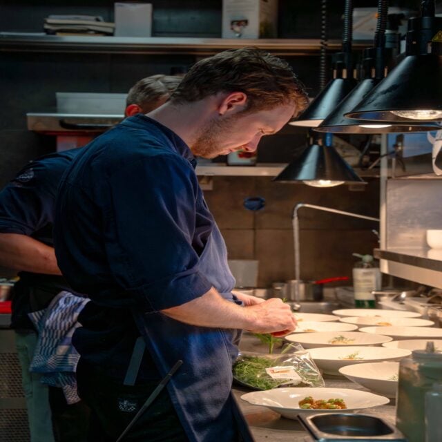 Achter elk gerecht zit een verhaal. De keuken is waar het begint. 🍃