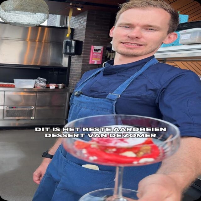 De zomer, gevangen op een bord. 🍓
Luchtige aardbeienmousse, parfait van lievevrouwebedstro en de frisse smaken van het seizoen, verfijnd samengebracht in één dessert.
Wie neem jij mee voor een avond vol smaak?
#fico #utrecht #dessert