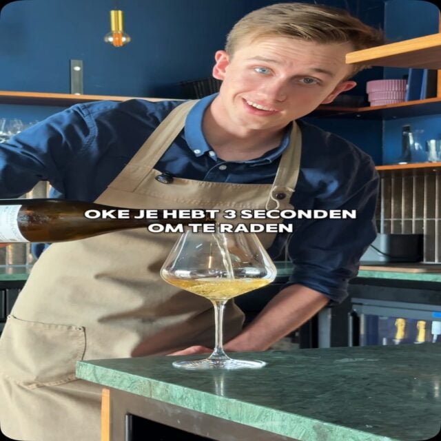 Raad welke wijn dit is… 👀

Deze wijn wordt gemaakt van de tempranillodruif, een druif die je normaal vooral kent van rode wijnen uit Rioja. Maar wist je dat je er ook witte wijn van kunt maken?

Door de schilletjes direct van het sap te scheiden, krijgt de wijn nauwelijks kleur en ontstaat er juist een heerlijke witte wijn.

#fico #wijn #tempranillo
