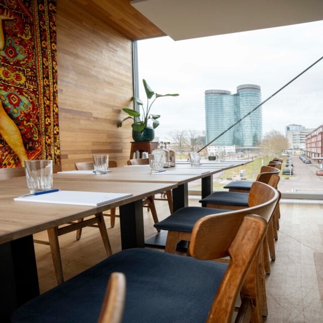 Een ruimte voor goede gesprekken, nieuwe ideeën én goed eten.

Onze private dining- en vergaderruimte biedt alle rust en ruimte om samen te komen, met de gastvrijheid van FICO binnen handbereik.