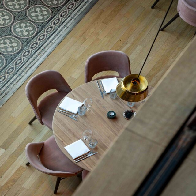 Kom gezellig op zondag bij Fico dineren!
Reserveren is mogelijk voor diner tussen 16:00 en 19:00 uur. Kort of lang tafelen, het kan allebei.
We bieden een 4-, 5,- of 6-gangen chefsmenu aan waarbij u keuze heeft in het hoofdgerecht. Daarnaast is het mogelijk om salade en frietjes (om te delen) bij te bestellen.
We hebben een mooi assortiment wijnen per glas én een uitgebreide wijnkaart. Tot snel 🥂