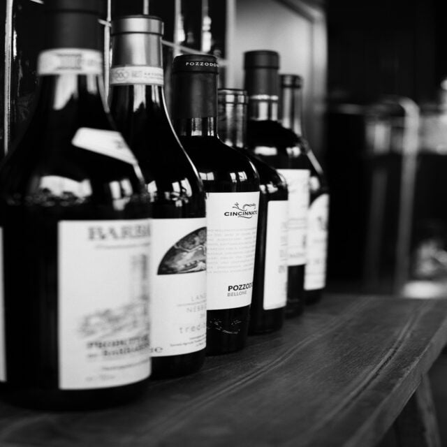 Van frisse, elegante witte wijnen tot diepe, karaktervolle rood.

Onze wijnkaart is samengesteld om elk moment aan tafel te begeleiden.