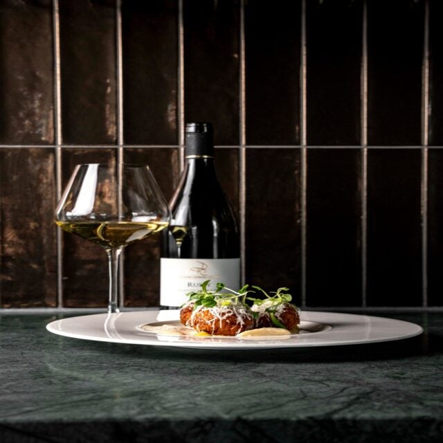 Goed gezelschap, een gedekte tafel en een wijn die langzaam zijn verhaal vertelt.