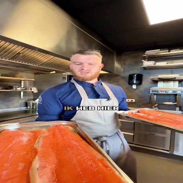 We hebben een aantal prachtige zalmzijdes die gisteravond 8–12 uur in de pekel hebben gelegen 🐟

Vandaag nemen we je mee in ons proces en laten we zien hoe wij deze perfect roken tot een rijke, verfijnde smaak. 

Benieuwd naar hoe het smaakt? Reserveer via onze website.

#fico #gerooktezalm #utrecht
