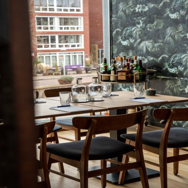 Een inspirerende omgeving maakt het verschil.
Onze privé vergaderruimtes bieden rust, veel daglicht en een warme sfeer, perfect voor meetings, presentaties of zakelijke diners.
En natuurlijk is het mogelijk om dat te combineren met een verfijnde lunch of een avond vol mooie gangen.
Neem contact met ons op om de mogelijkheden te bespreken.
