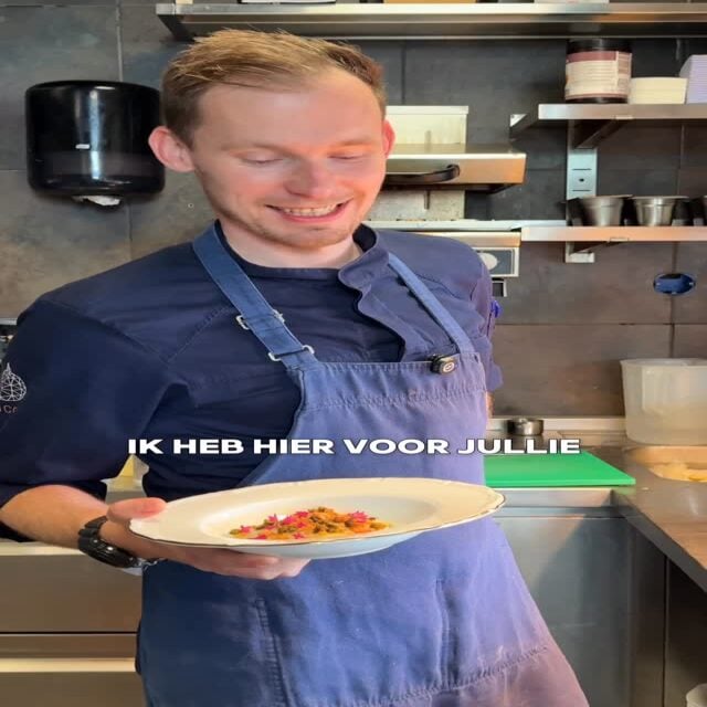 Een ravioli zoals je ’m waarschijnlijk nog nooit hebt gezien! 👌🏻

Waarom hij op de kaart staat als open ravioli? Omdat we werken met twee losse raviolivellen, met daartussen een vulling van aubergine.

Daarbovenop komt een saus van roodschimmelkaas, een crumble van brioche, gefrituurde kappertjes en geroosterde pijnboompitten.

Zou jij deze bestellen?

#fico #utrecht #ravioli