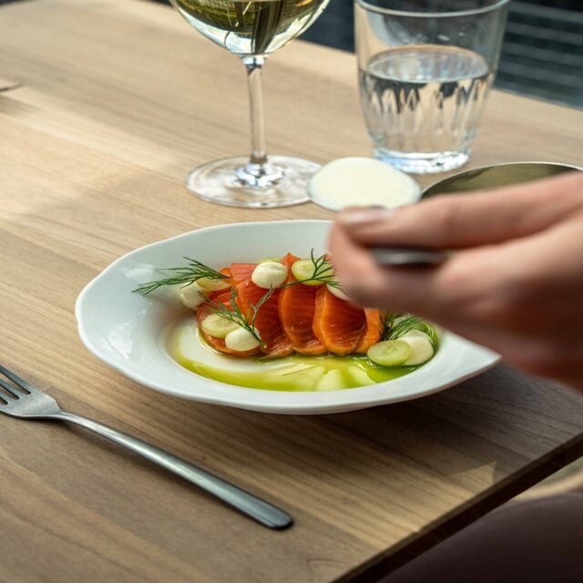 Gerookte Zalm met gekonfijte zuurkool, pittige mosterd en witte druiven. 🐟