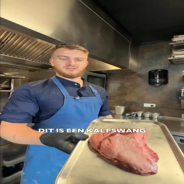 Dit is kalfswang, een stuk vlees dat vraagt om aandacht, tijd en vakmanschap. Precies daarom vinden we het zo bijzonder.

We laten de kalfswang eerst 12 uur marineren in een aromatische pekel. Daarna gaat hij samen met onze huisgemaakte jus de veau vacuüm verpakt de stoomoven in voor een langzame bereiding.

Het resultaat? Botermals vlees met een diepe, rijke smaak en een textuur die bijna uit elkaar valt op je vork.

Klassieke technieken, geduld en aandacht voor detail. Dat proef je terug in iedere hap.

#fico #utrecht #kalfswang