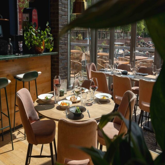 De tafel is gedekt. De zon schijnt op het water.
Schuif aan en probeer onze keuzemenu's deze zomer. ☀️

4-gangen keuzemenu voor €49
5-gangen keuzemenu voor €55
en een 6-gangen keuzemenu voor €60

Reserveer nu via de link in onze bio! 🌿