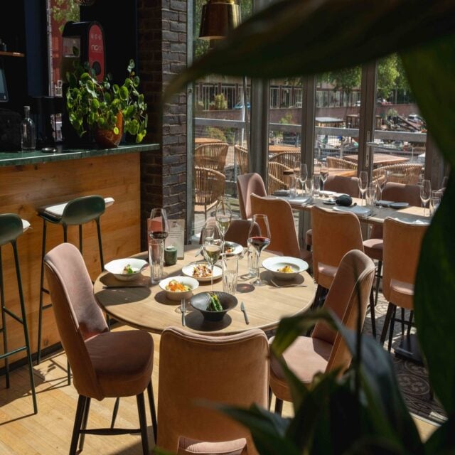 De tafel is gedekt. De zon schijnt op het water.
Schuif aan en probeer onze keuzemenu's deze zomer. ☀️

4-gangen keuzemenu voor €49
5-gangen keuzemenu voor €55
en een 6-gangen keuzemenu voor €60

Reserveer nu via de link in onze bio! 🌿