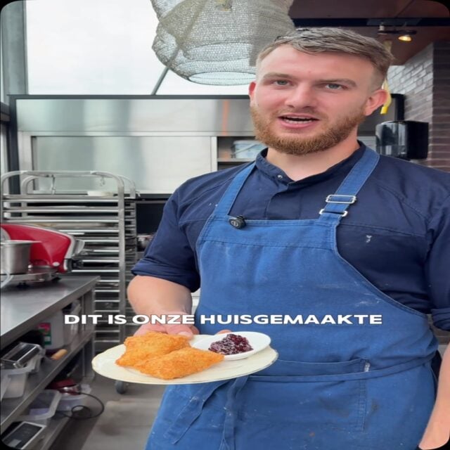 Onze huisgemaakte Époissesoufflé is misschien wel het ultieme comfortgerecht op niveau. Rijk van smaak, perfect in balans en zo lekker dat delen ineens een stuk lastiger wordt. 🧀
Een gerecht waar gasten voor terugkomen en waar wij stiekem zelf ook geen nee tegen zeggen.
Met wie zou jij deze guilty pleasure komen proeven?
#paloma #utrecht #kaassouffle #epoissesouffle #foodie