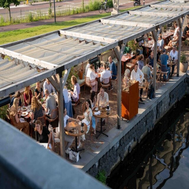 Zomeravonden zijn gemaakt om volledig te ontspannen. Kom zitten aan het water, geniet van de zon en laat de rest even voor wat het is. 🌿☀️