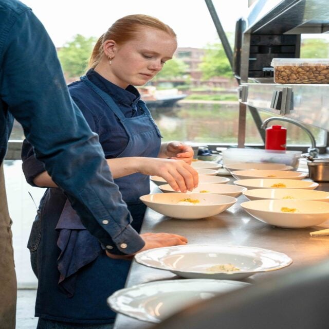 Precisie, passie en uitzicht op het water. Een kijkje in de keuken bij FICO. 🍴✨