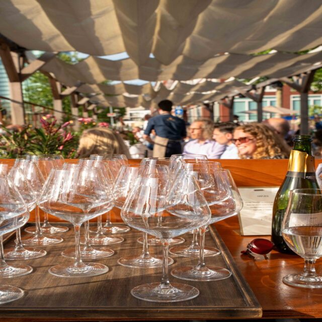 Zon, een goed glas, lekker eten en fijne mensen om je heen. Meer heeft een zomeravond niet nodig. 🥂