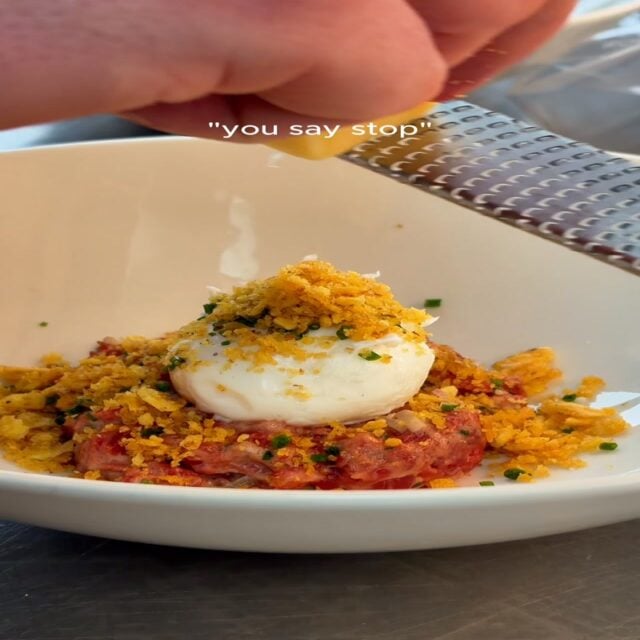 Nooit genoeg 🧀🌿
In beeld is onze Steak Tartaar met oude stolwijker kaas. 
Kenmerkend aan zijn romige smaak met een stevige textuur. Zal jij er nog wat meer opdoen? 🍴