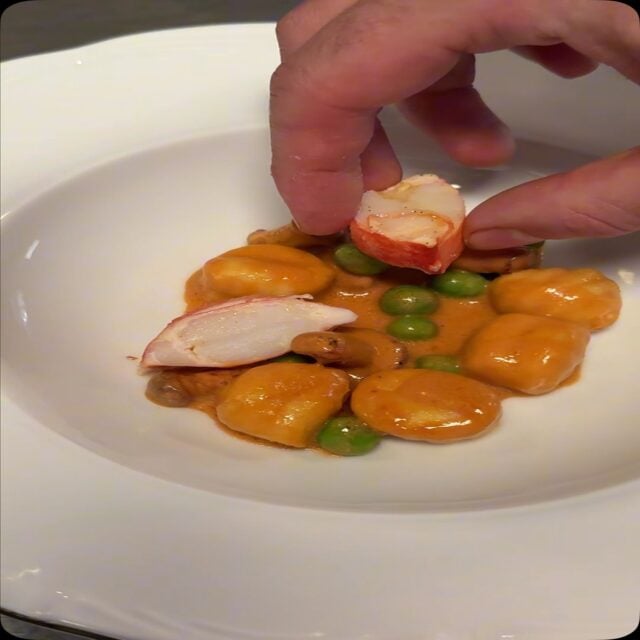 Kreeft, krokante kippenhuid, lardo en gnocchi. 🦞

Sommige smaakcombinaties moet je niet uitleggen, maar proeven. 

#fico #utrecht #kreeft #gnocchi