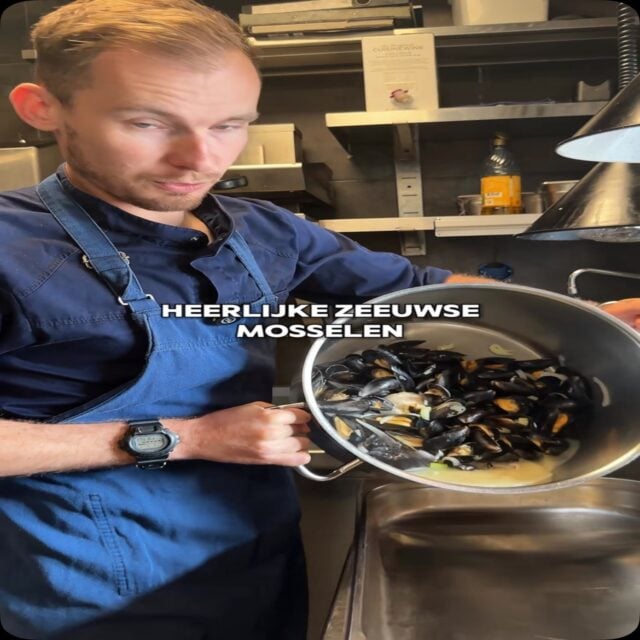 Zeeuwse mosselen met een subtiel vleugje anijs. 🦪

Tijdens de bereiding geven de mosselen zoveel smaak af dat we het vocht natuurlijk niet verloren laten gaan. We gebruiken het als basis voor de saus, zodat alle smaken uiteindelijk weer samenkomen op het bord.

Een mooi voorbeeld van hoe we bij FICO zoveel mogelijk uit ieder ingrediënt halen.

#fico #utrecht #mosselen