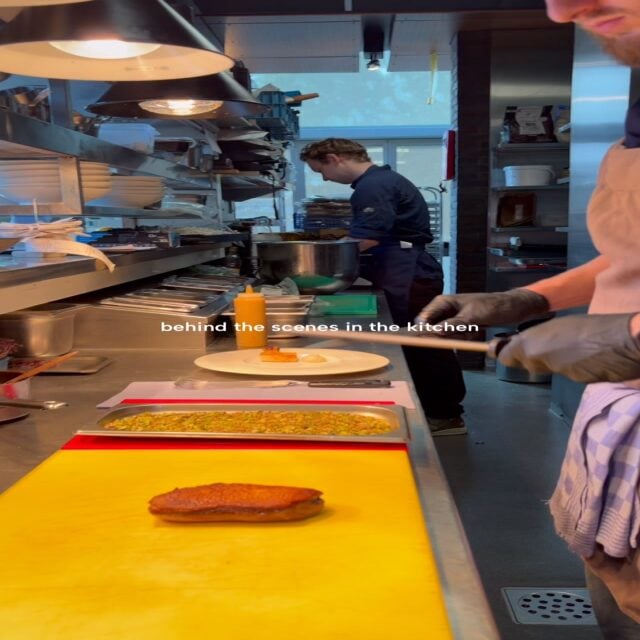 Pannen op het vuur, de laatste hand aan een gerecht, glazen die worden ingeschonken en gesprekken op de achtergrond. In de keuken ligt het tempo hoog, aan tafel mag de tijd juist even stilstaan. 

Schuif aan bij Fico, reserveer nu via de link in onze bio. 🌿