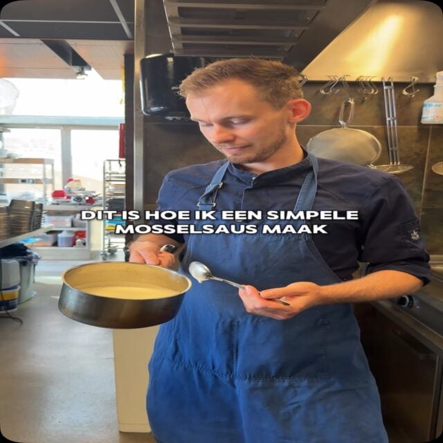 Zo maken we onze simpele, maar smaakvolle mosselsaus. 🦪

Geen onnodige poespas. Een paar goede ingrediënten, de juiste techniek en vooral de smaken hun werk laten doen.

Het resultaat? Een volle saus die onze Zeeuwse mosselen precies geeft wat ze nodig hebben.

Proef het zelf bij FICO.

#fico #utrecht #mosselsaus
